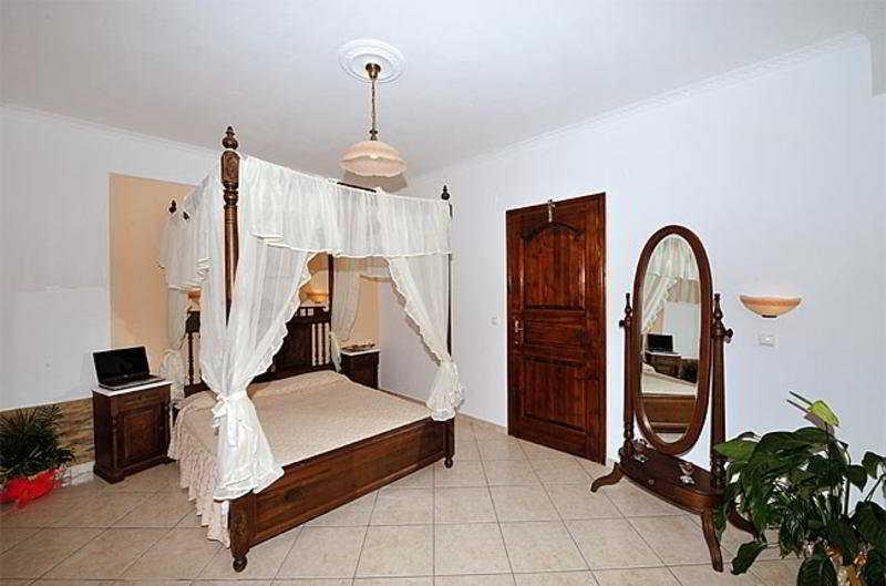 B Suites Fira  Ngoại thất bức ảnh